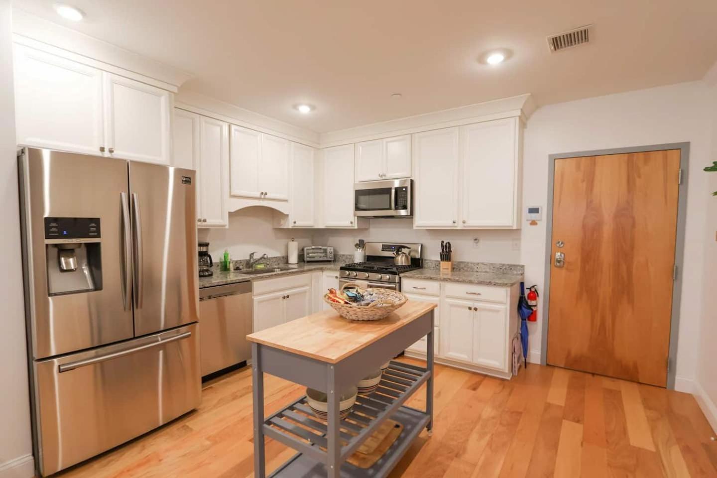 Modern 2-Bed, 2-Bath, 4 Min Walk To Northeastern Apartment Boston Exterior photo